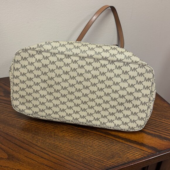Michael Kors Jet Set Travel Tote – Vanilla/Acorn – Excellent Condition - Picture 4 of 11